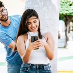 vigilancia de comportamiento sospechoso en el celular redes sociales